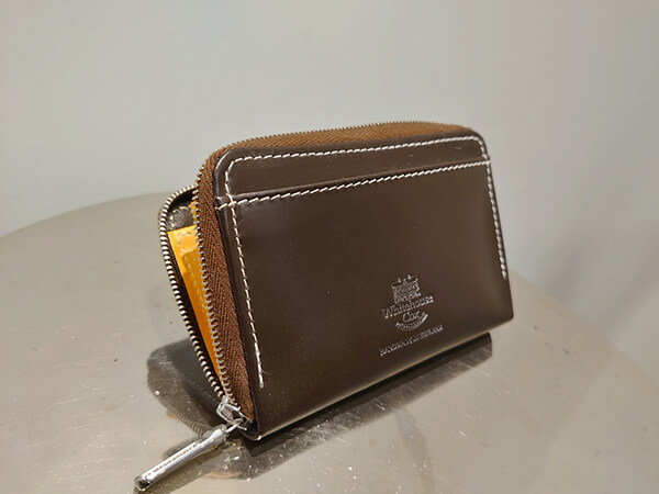 女性も必見。ホワイトハウスコックスの特別ライン“ホリデーライン”