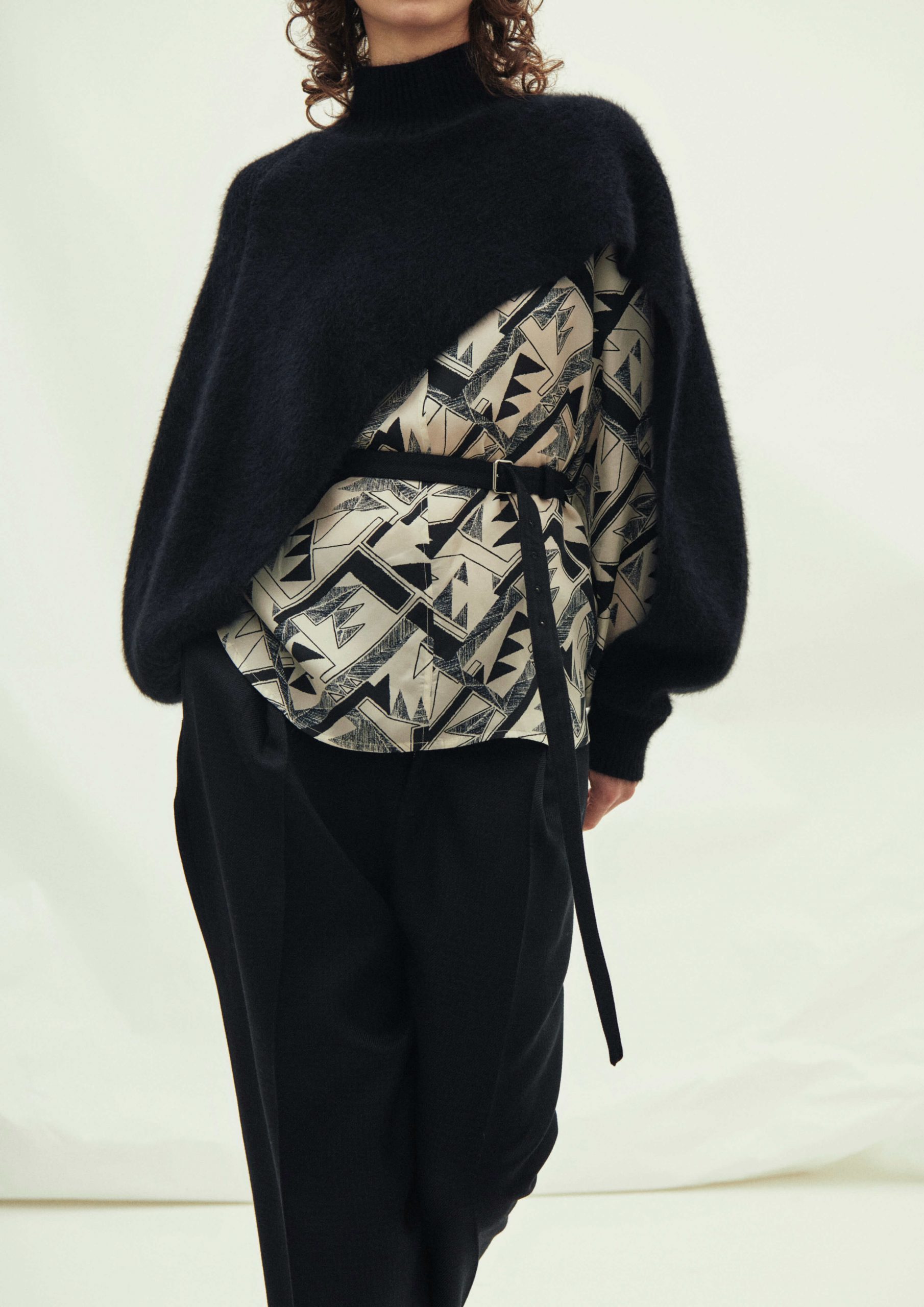 ⭐︎Plantation ブラック 暖カシミヤ混　日本製　ケープデザイン 2023年秋冬新着情報！バイヤーおススメ『near.nippon(ニアー