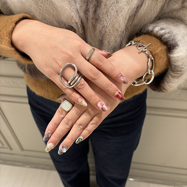 TOMWOOD(トムウッド) のリング、どの指につけたらいいの？センスのいい  