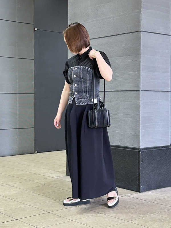 HYKE(ハイク)24SS注目アイテム「デニム クロップド トップス」の着回し 