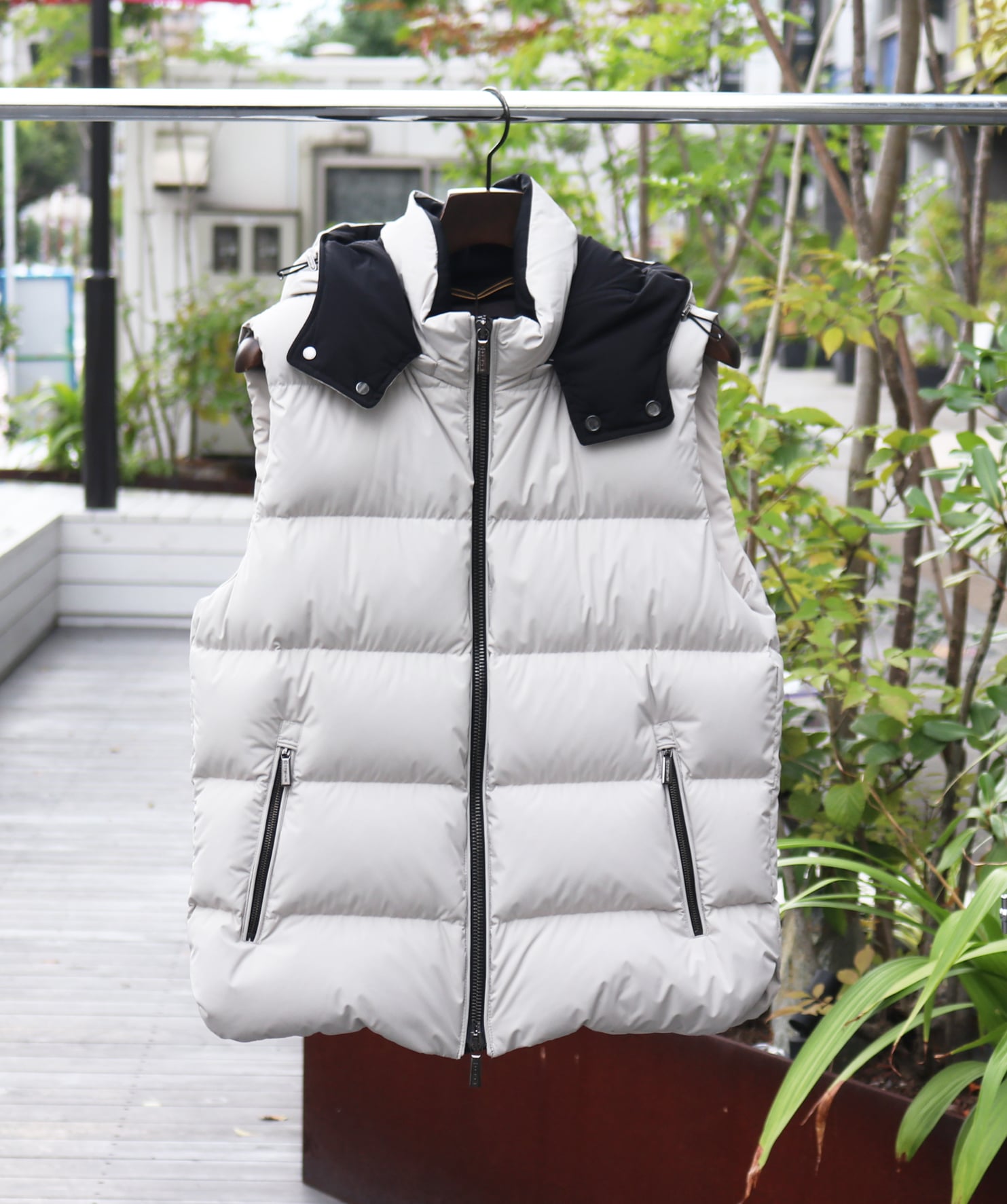 27万【MooRER ムーレー】◇世界一を自負する最高品質◇腰回りをギュッと絞るとカッコいい◇最強防寒モデル！2WAYフードファーダウンコート ムーレー &frasl; MooRER &frasl; ブルゾン &frasl; ジャケット型 &frasl; GHIBERTI-KM &frasl; ギベルティ  MARMO.グレージュ&frasl;BLU.ダークネイビー