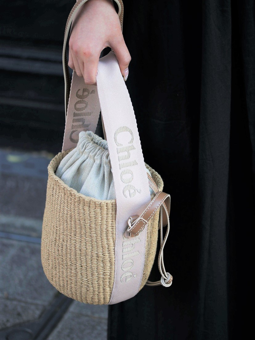 クロエの人気トートバッグ「ウッディ」ハンドメイド刺繍やフリンジが映える新作、デニム素材も登場 - ファッションプレス ズーモニ プレミアムクロエ ウッディ N/S トート用 - プレミアム フェルト パース ハンドバッグ（ハンドメイド/25色から選べ