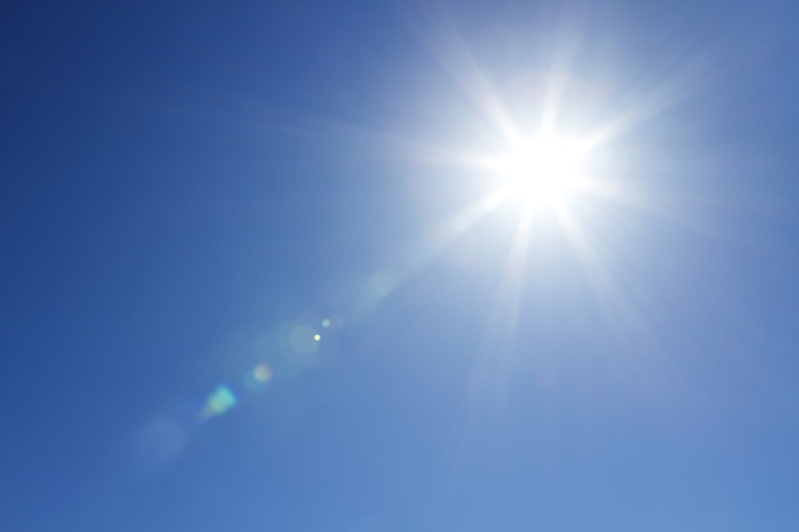 夏の青空と太陽