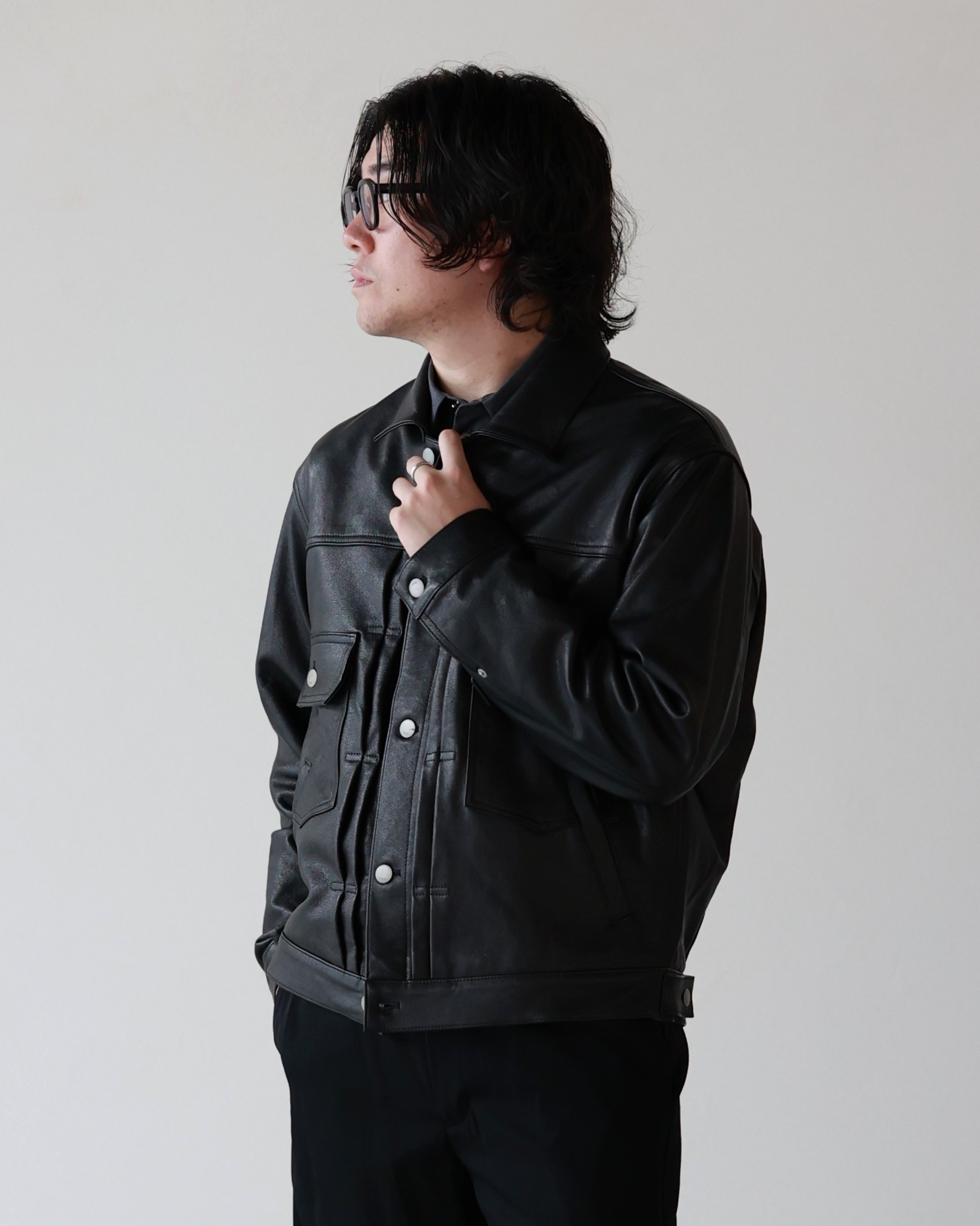 身長178cmのスタッフがYOKE Leather Trucker Jacketのサイズ3を着用した上半身
