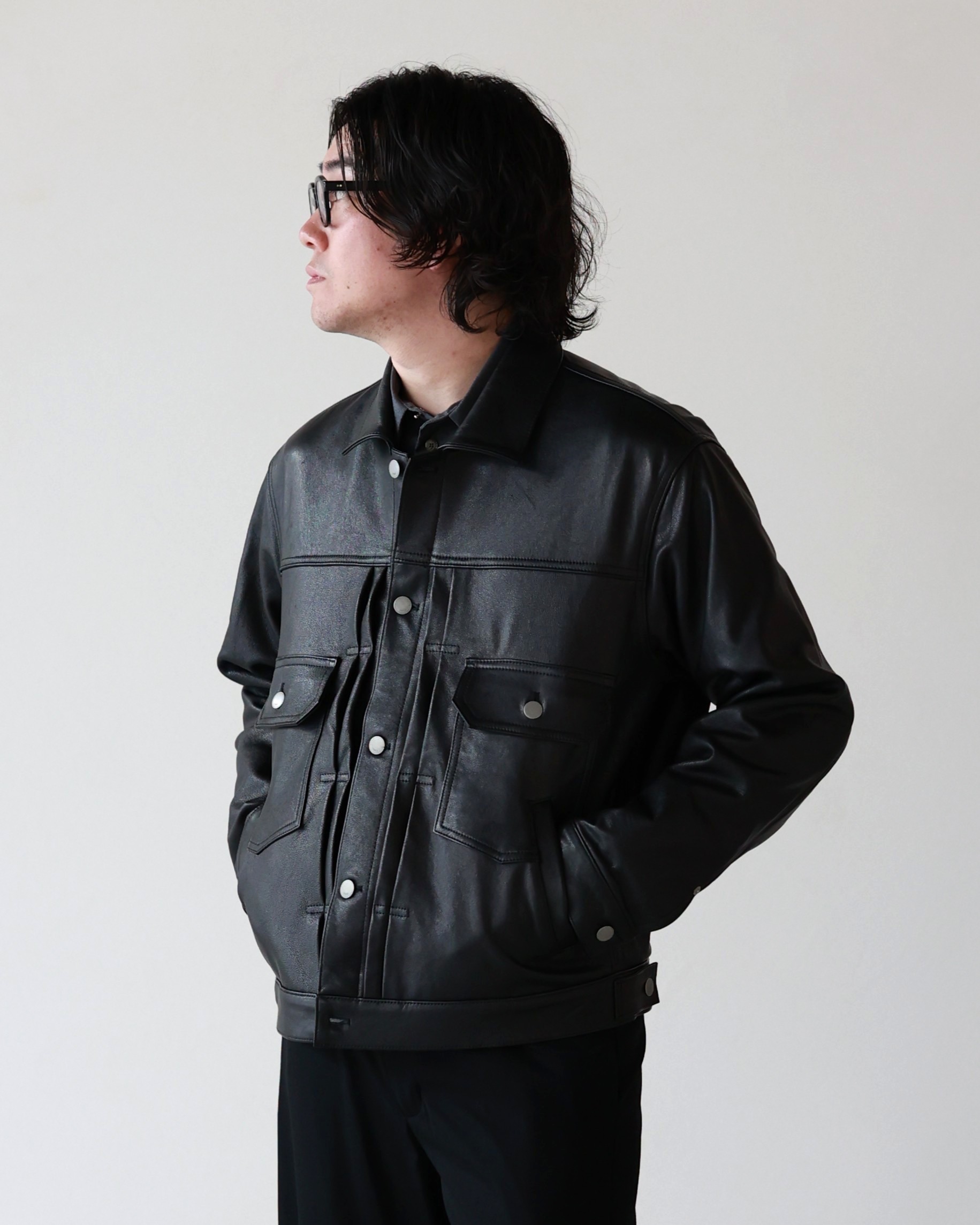 身長178cmのスタッフがYOKE Leather Trucker Jacketのサイズ3を着用した横向きのスタイル