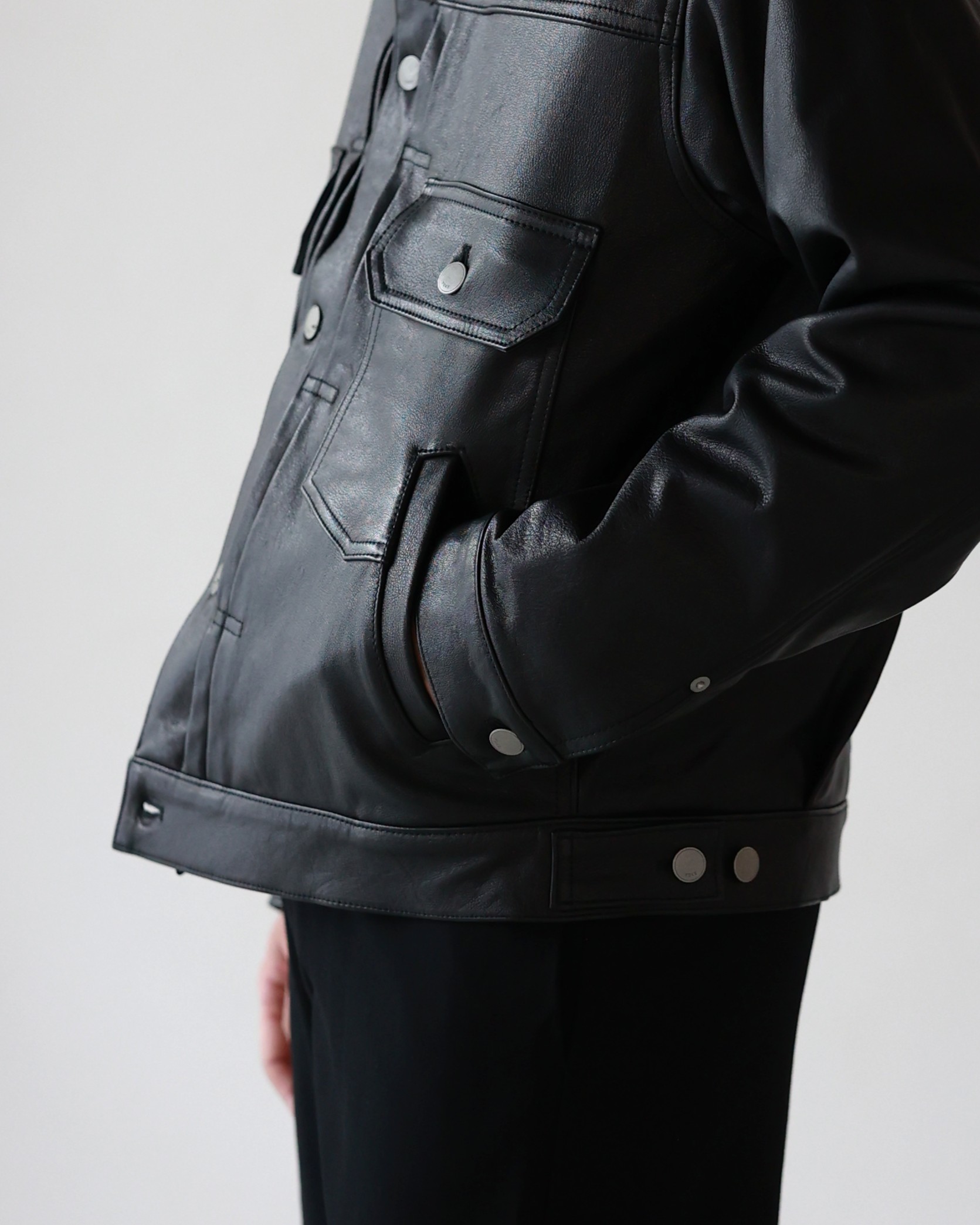 YOKE Leather Trucker Jacketの胸ポケットと腰ポケットのディテール