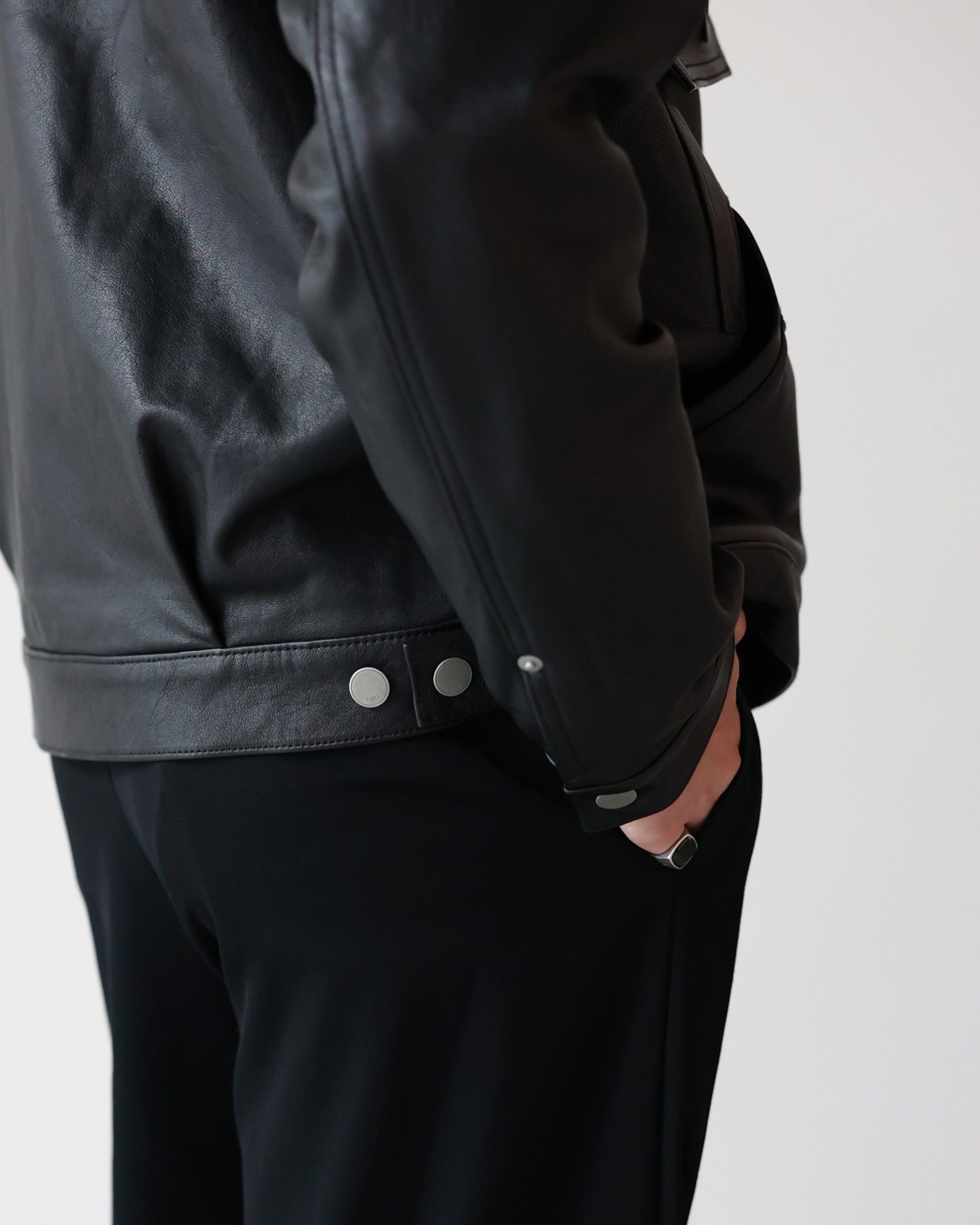 YOKE Leather Trucker Jacketのカフスと背面裾のボタンディテール