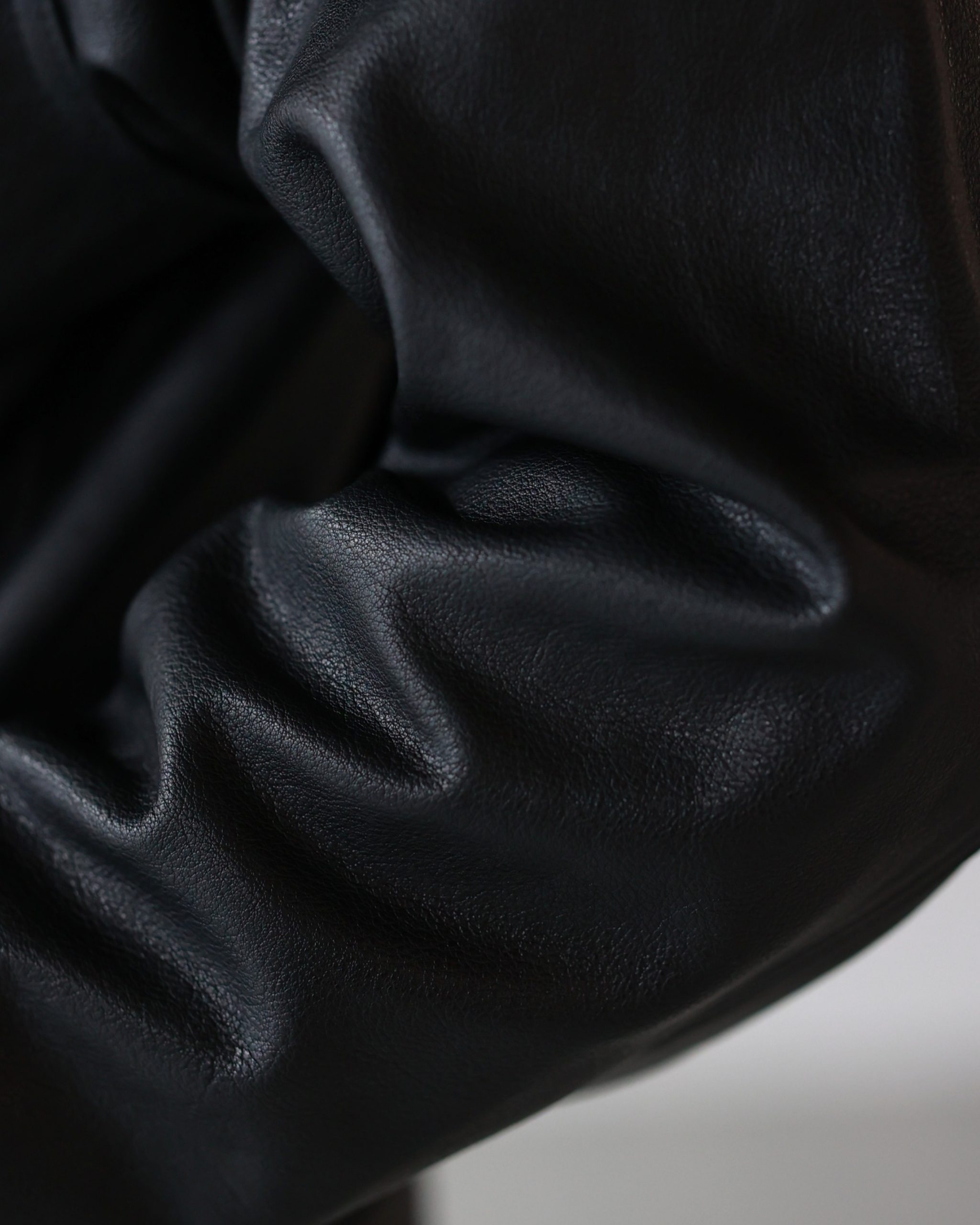 YOKE Leather Trucker Jacketに使用された牛革の表面とシボ感