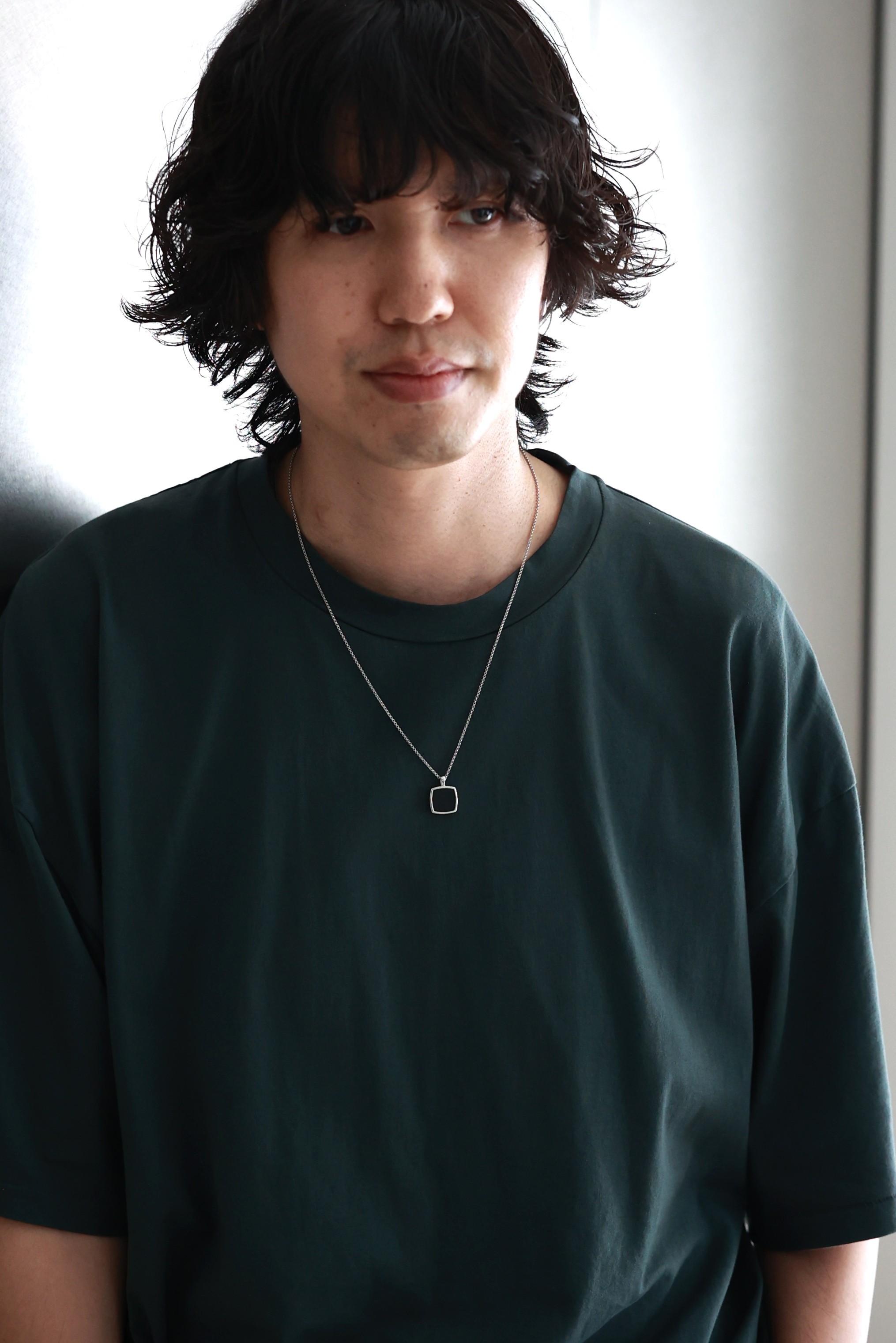 TOM WOOD Cushion Pendant Onyx ネックレス 着用イメージ1