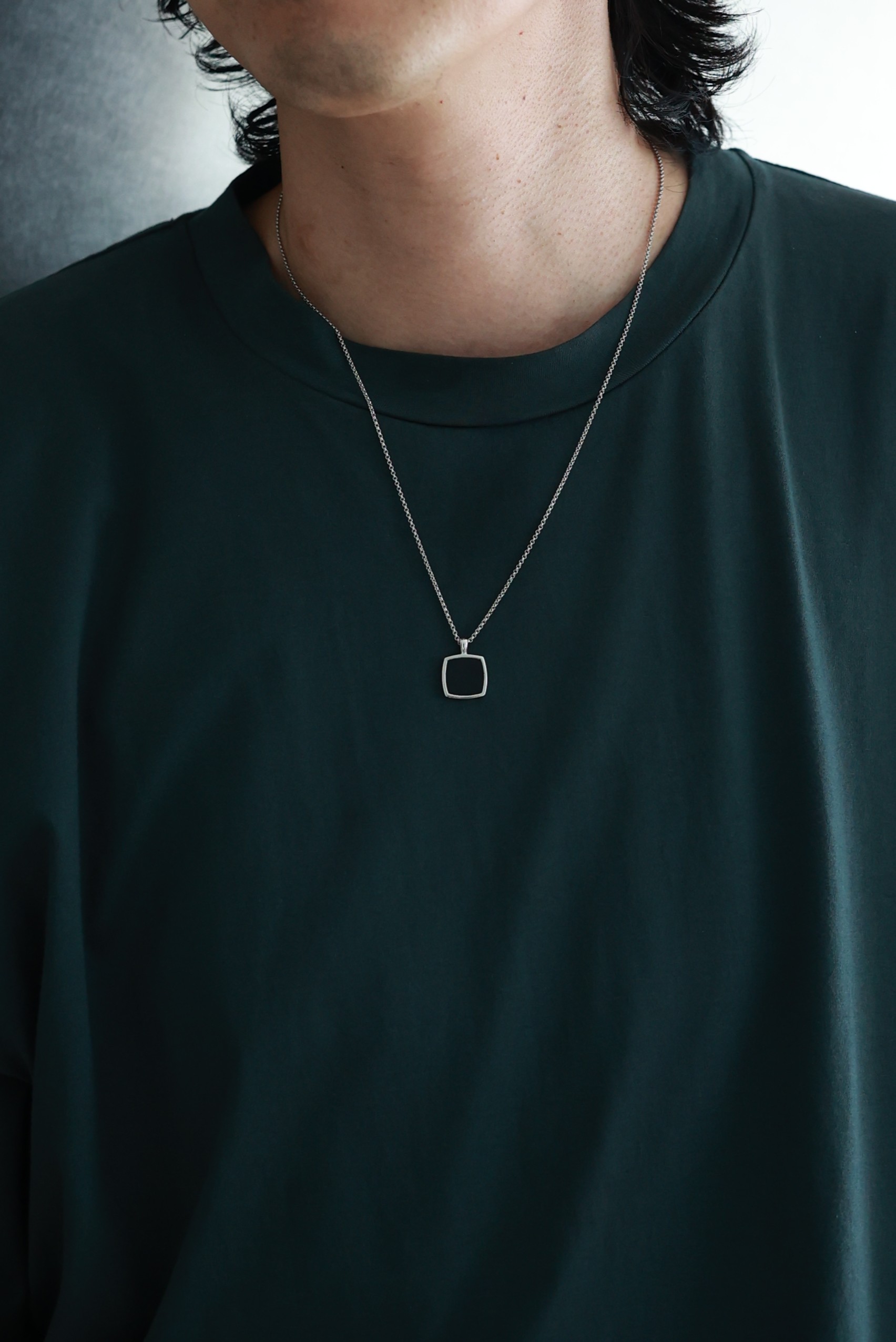 TOM WOOD Cushion Pendant Onyx ネックレス 着用イメージ3