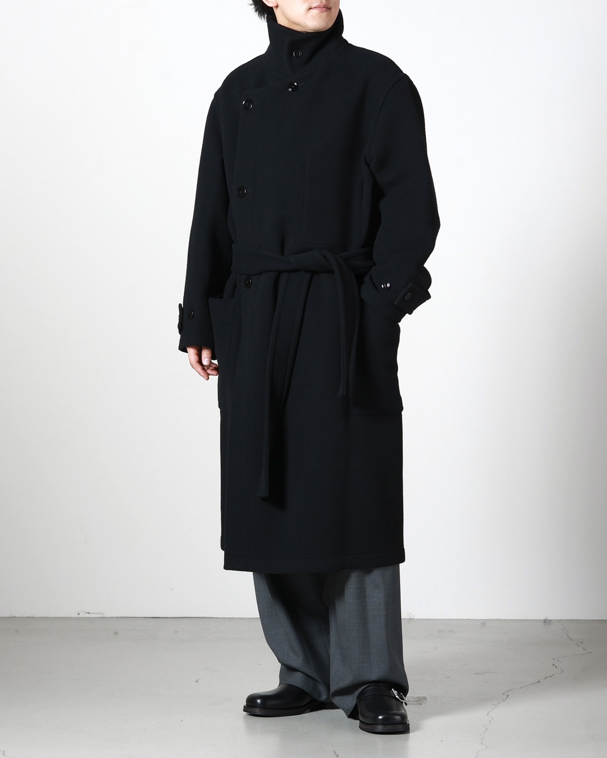 WRAP COATを着用したシルエット