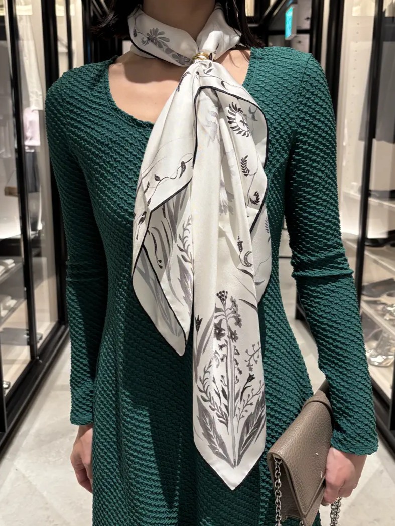 Mame Kurogouchi Hand Printed Silk Scarf スカーフアレンジ詳細