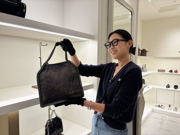 PARIGOT岡山店でスタイリングを提案する様子