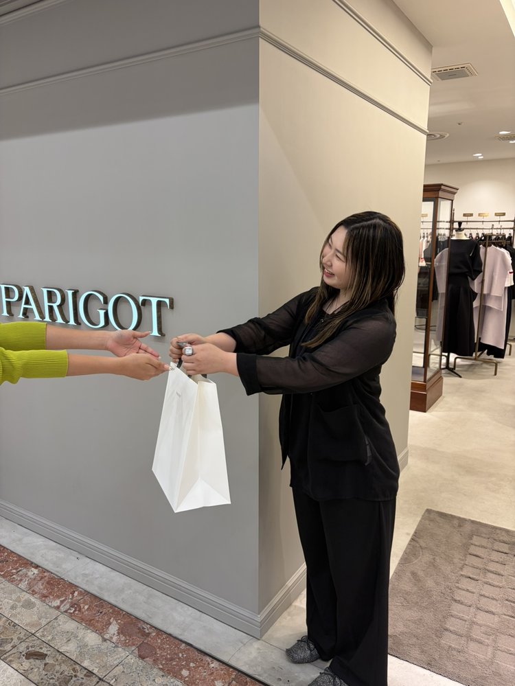 PARIGOT岡山店でお客様をお見送りする様子